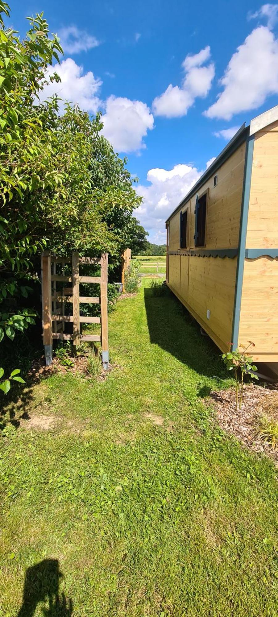 Roulotte A La Ferme Buissonniere Villa La Lande-de-Louge Luaran gambar